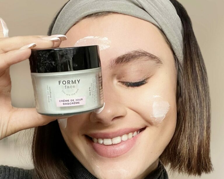 Femme qui tient la crème de jour FORMY dans sa main