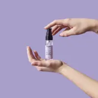 Deux mains tiennent mon sérum hydratant