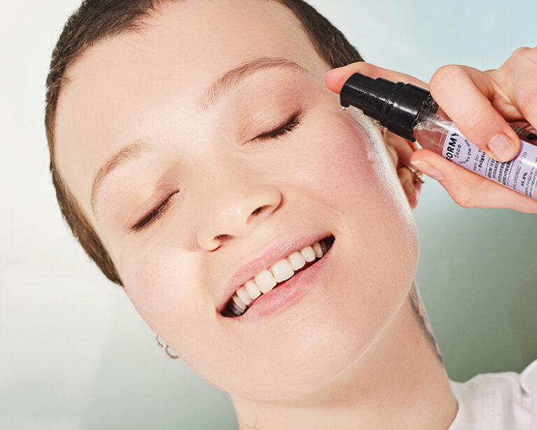 Femme appliquant mon sérum hydratant à l'acide hyaluronique sur son visage