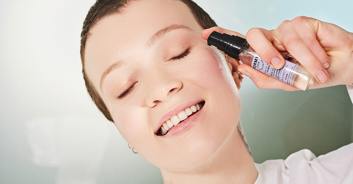 Femme appliquant mon sérum hydratant à l'acide hyaluronique sur son visage