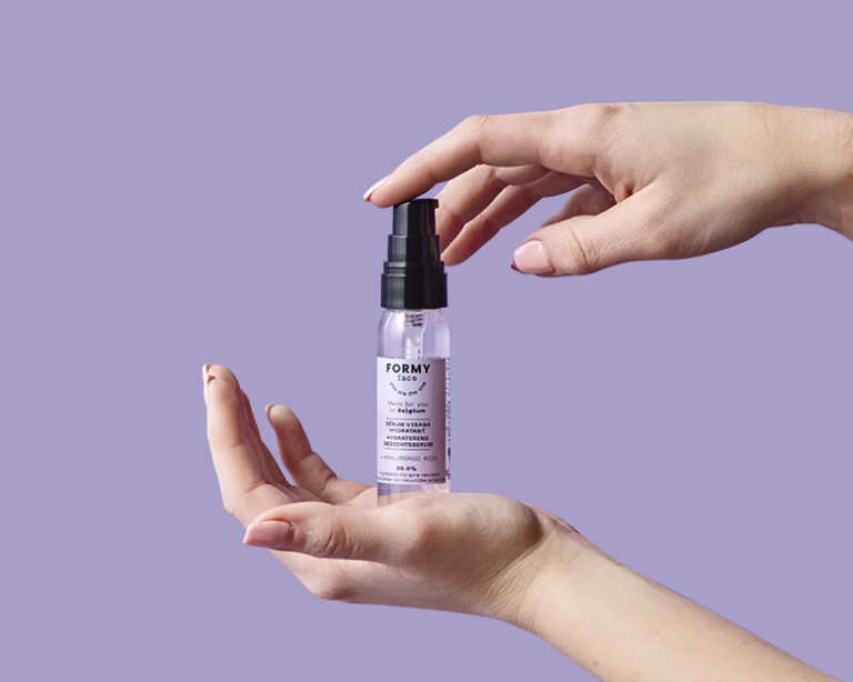 Deux mains tiennent mon sérum hydratant