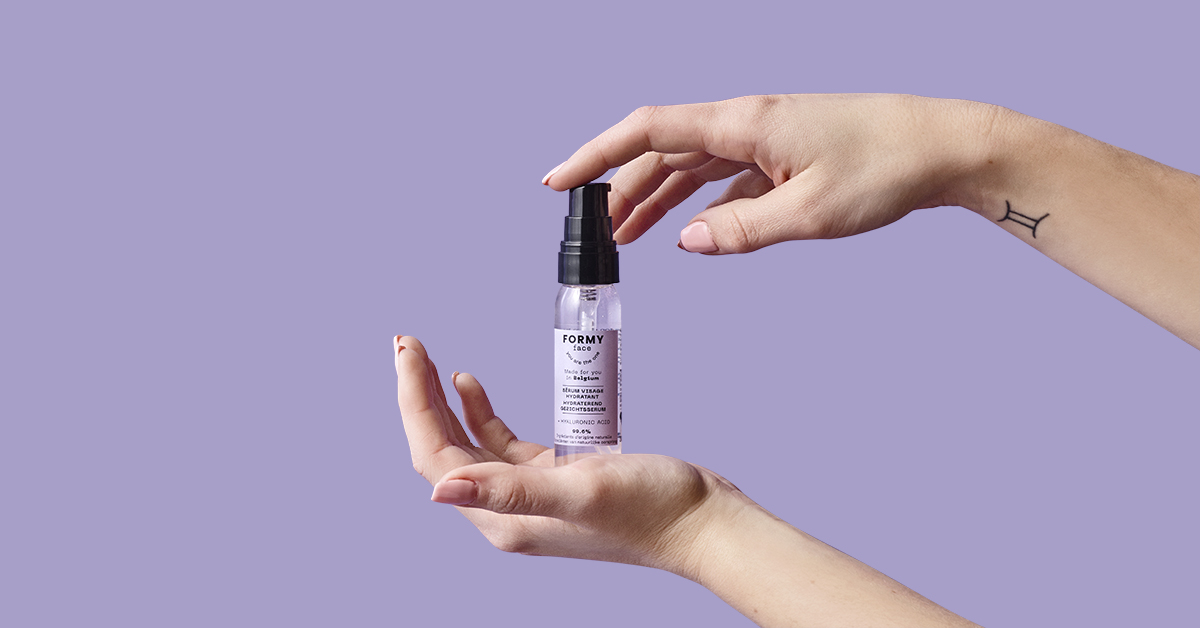 Sérum hydratant visage Deux mains tiennent mon sérum hydratant