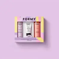 Coffret cadeau avec trois produits best-sellers: l'eau micellaire, la crème mains et le gel douche Hello Mango