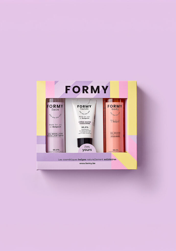 Coffret cadeau avec trois produits best-sellers: l'eau micellaire, la crème mains et le gel douche Hello Mango