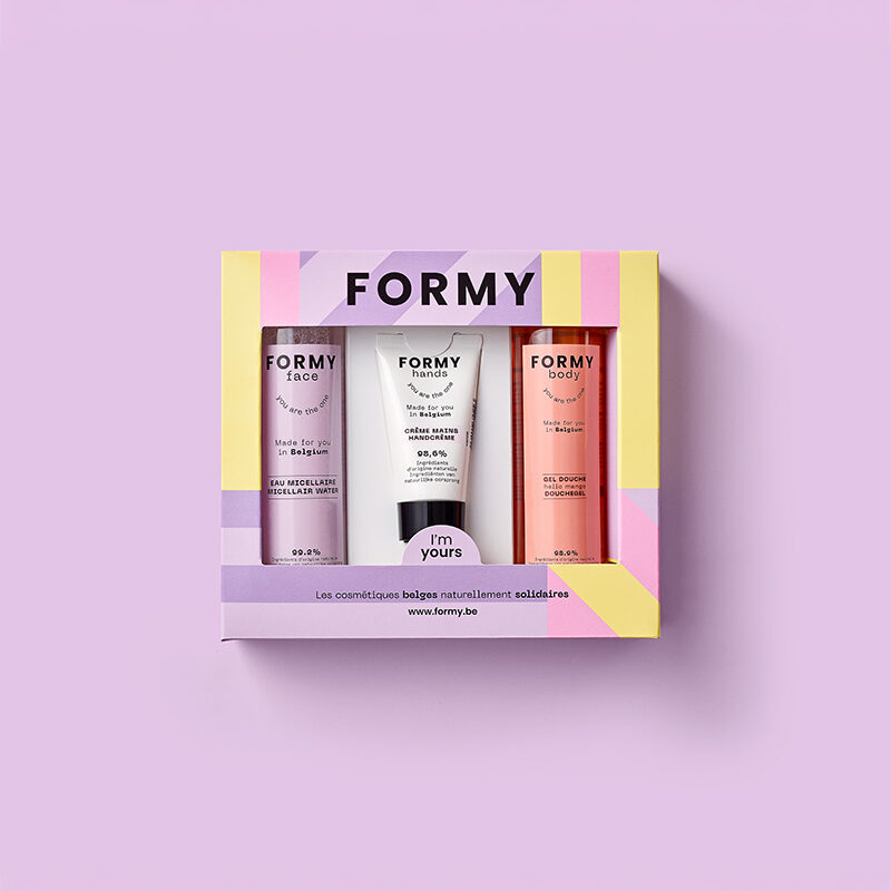Coffret cadeau avec trois produits best-sellers: l'eau micellaire, la crème mains et le gel douche Hello Mango