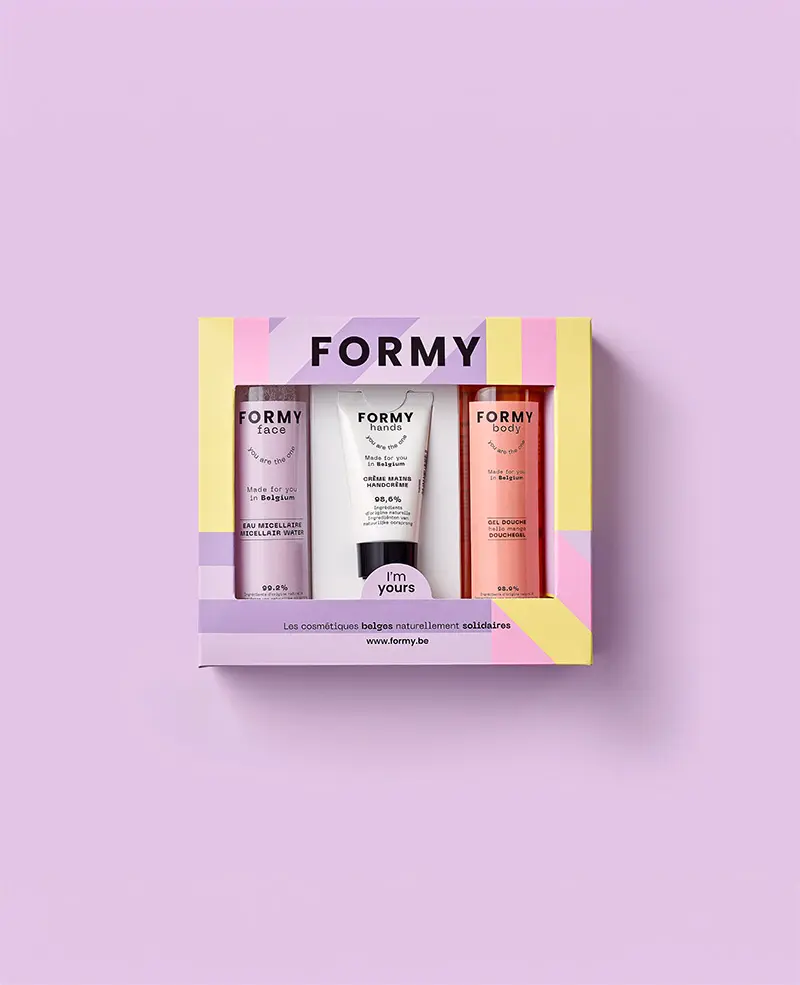 Coffret cadeau avec trois produits best-sellers: l'eau micellaire, la crème mains et le gel douche Hello Mango