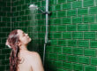 Une femme se lave les cheveux avec mon shampoing solide