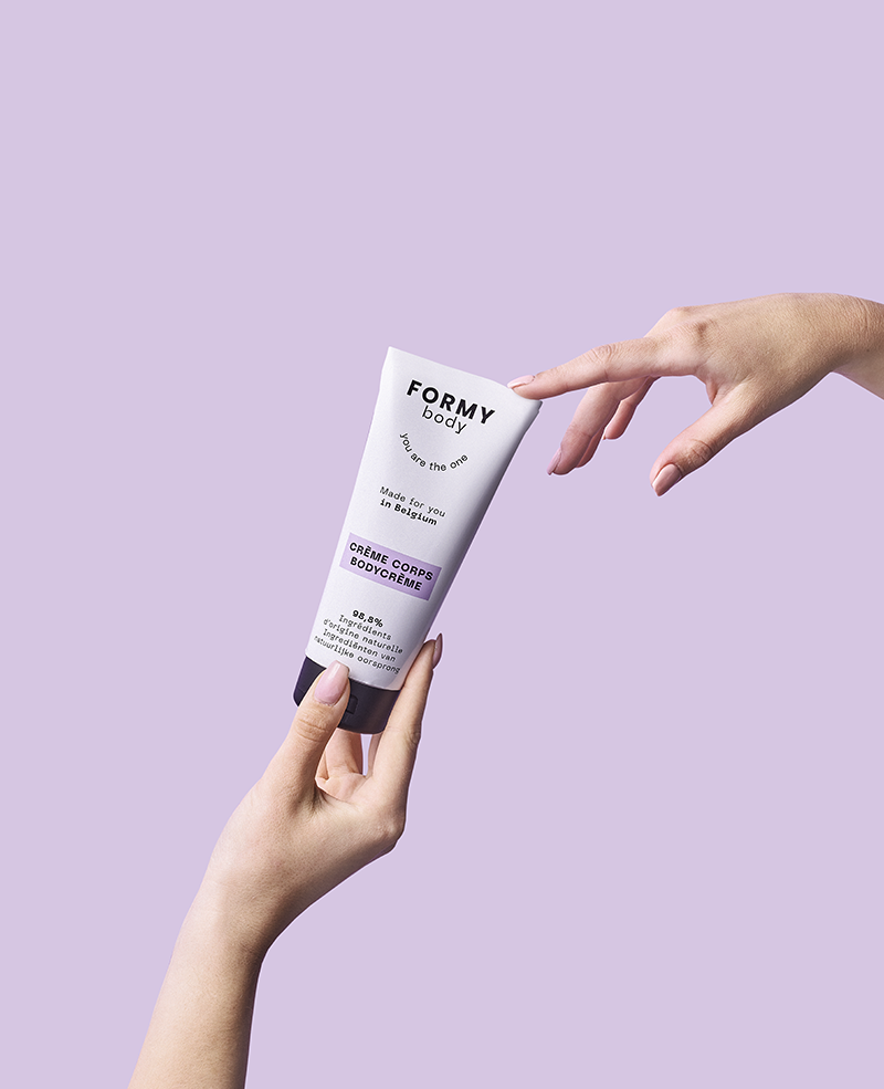 crème corps Deux mains entourent ma crème corps