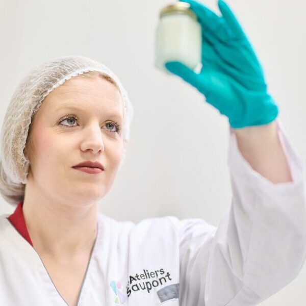 Ma cosmétologue qui vérifie mes produits cosmétiques