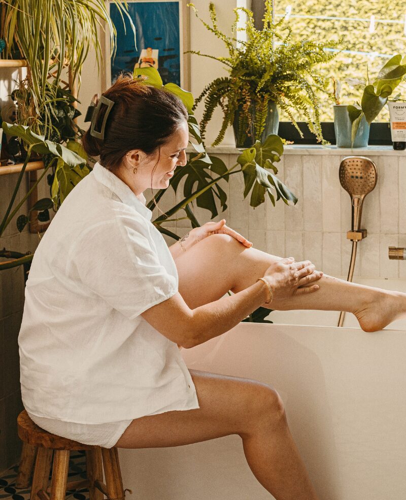 Une femme qui s'applique mon gommage sur les jambes