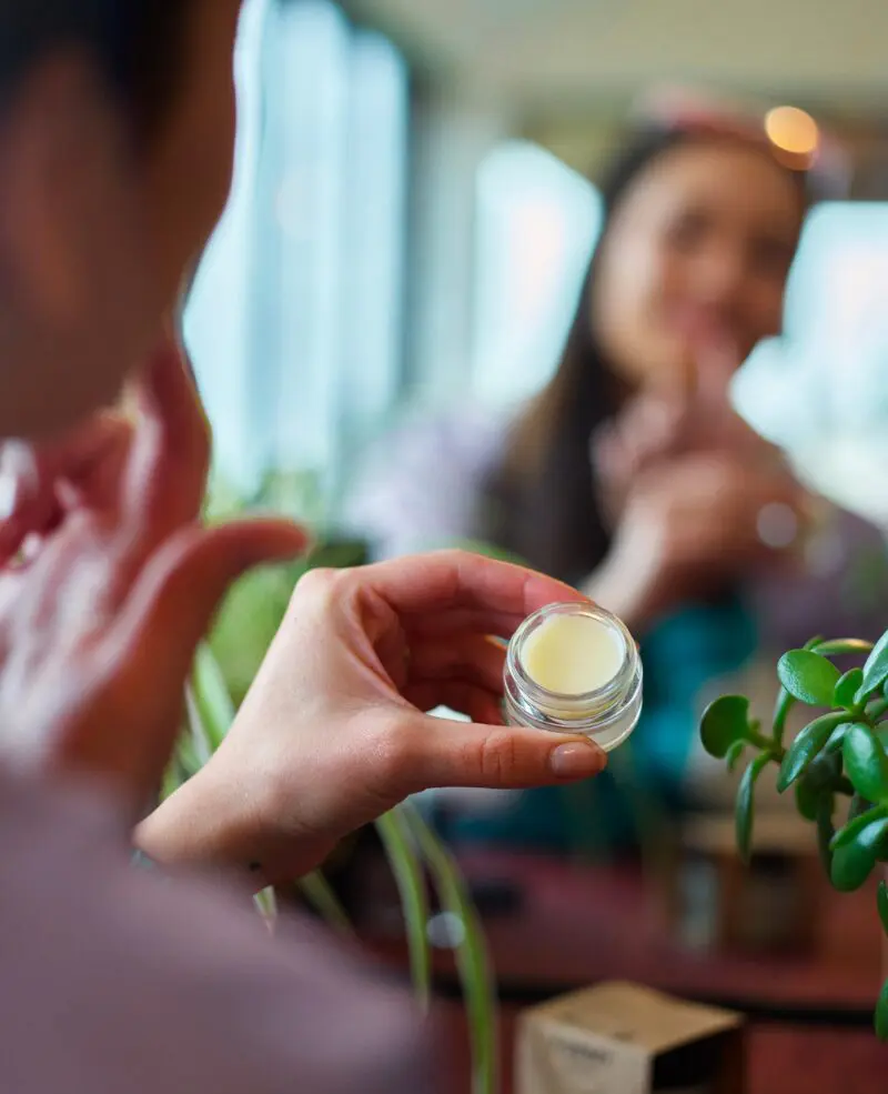 baume lèvres Une femme qui s'applique mon baume à lèvres