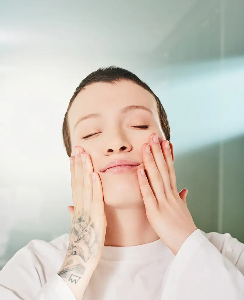 serum Une femme qui s'applique mes soins visage