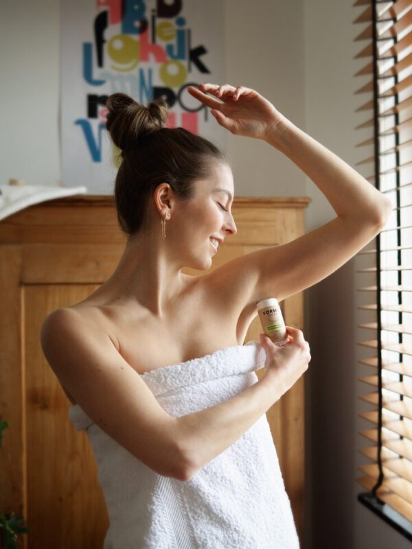 Une femme qui s'applique mon déodorant solide Fleur de Cerisier