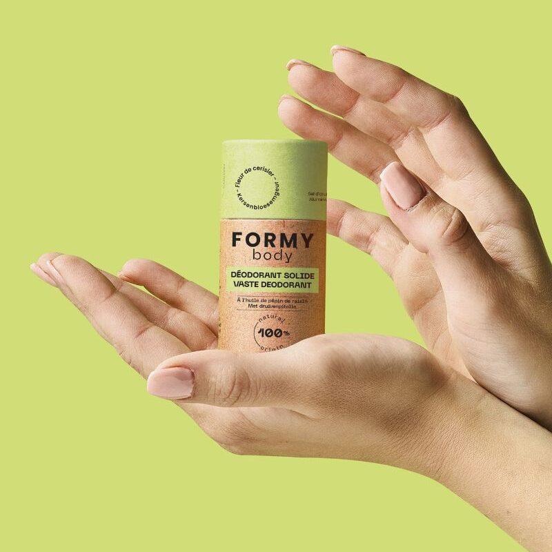 Deux mains de femme tenant mon déodorant solide Fleur de Cerisier