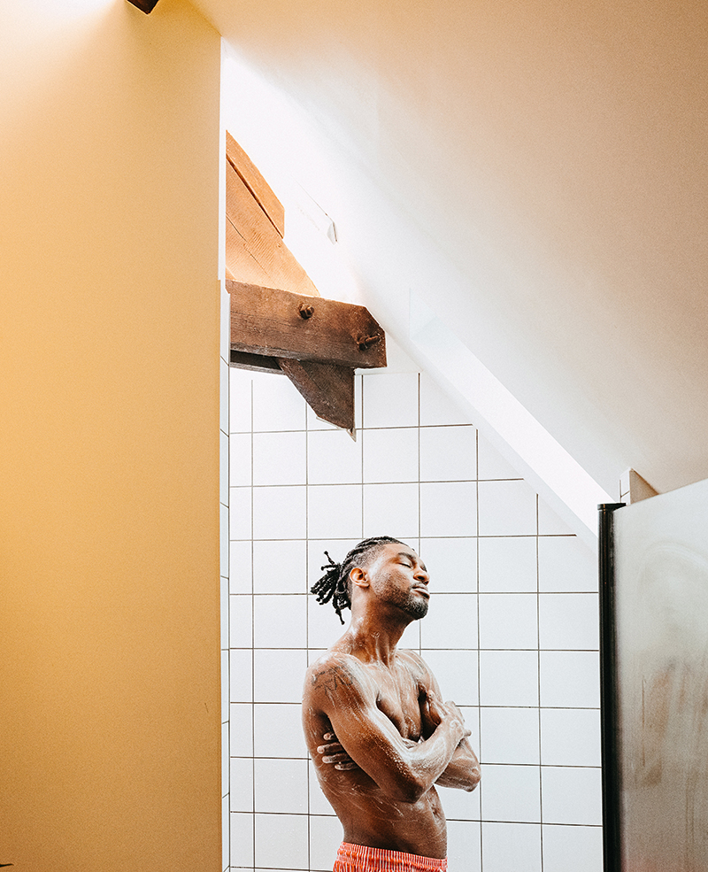 lifestyle homme Un homme qui utilise mes produits sous la douche