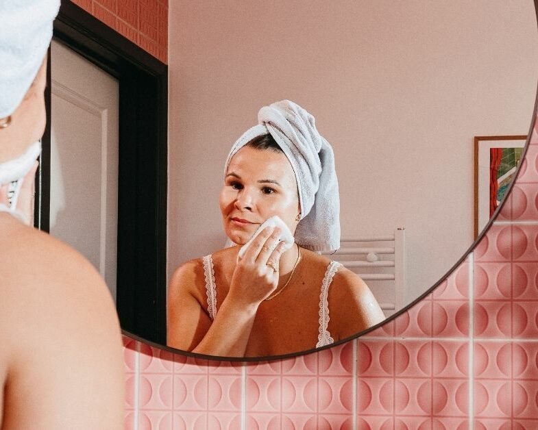 Une dame qui se démaquille avec mon coton démaquillant réutilisable