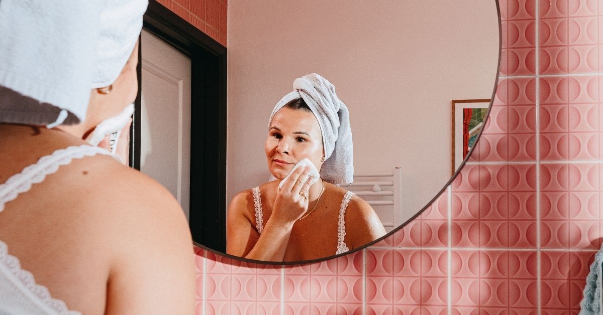 Une dame qui se démaquille avec mon coton démaquillant réutilisable