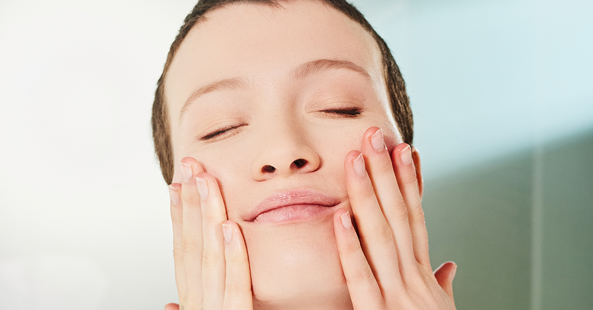 Une femme qui s'applique ma routine visage