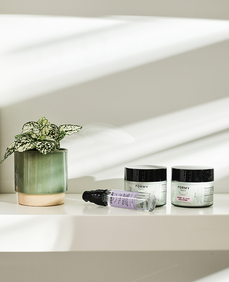 Mon sérum, ma crème visage jour et ma crème visage nuit sur une étagère