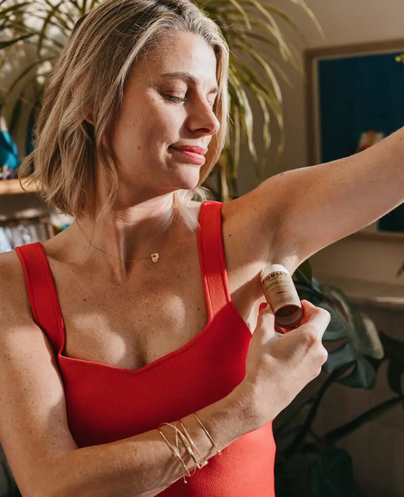 Une femme applique mon déodorant solide Paradise
