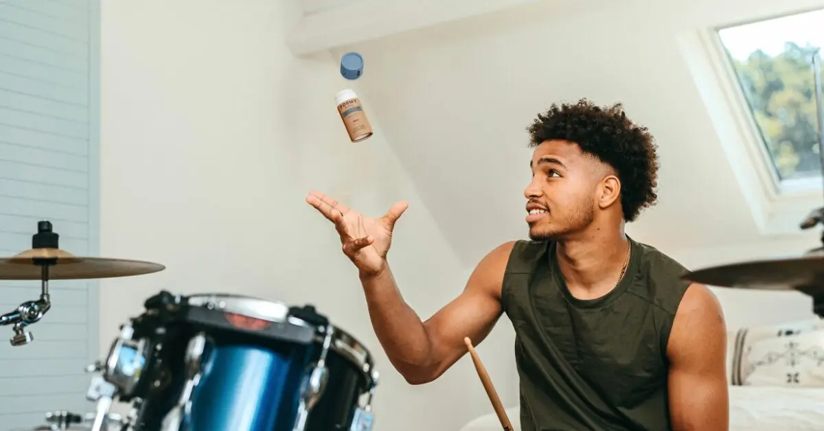 Un jeune homme lance mon déo Instinct Brut