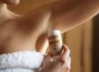 Une femme s'applique mon déodorant naturel
