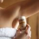 Une femme s'applique mon déodorant naturel