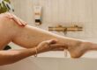 Une femme qui s'applique mon gommage sur les jambes