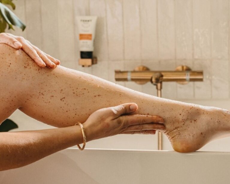 Une femme qui s'applique mon gommage sur les jambes