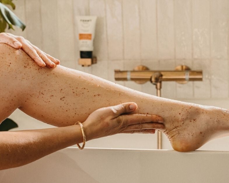 Une femme qui s'applique mon gommage sur les jambes