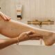 Une femme qui s'applique mon gommage sur les jambes