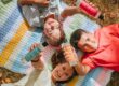 Trois enfants tendent mes gels douche naturels