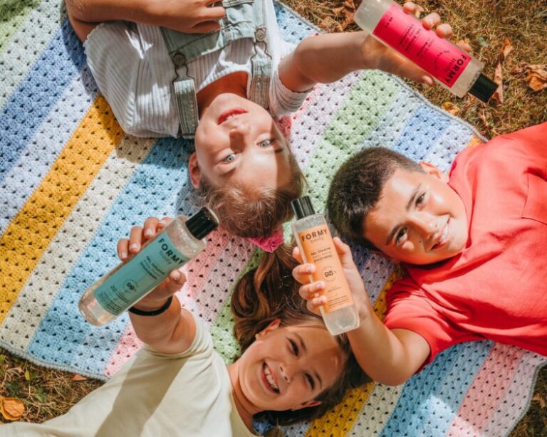 boost project Trois enfants tendent mes gels douche naturels