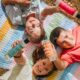 Trois enfants tendent mes gels douche naturels