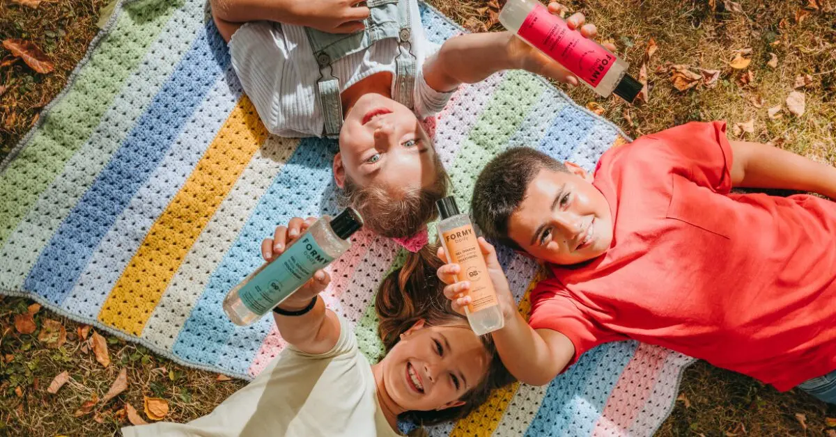 Trois enfants tendent mes gels douche naturels
